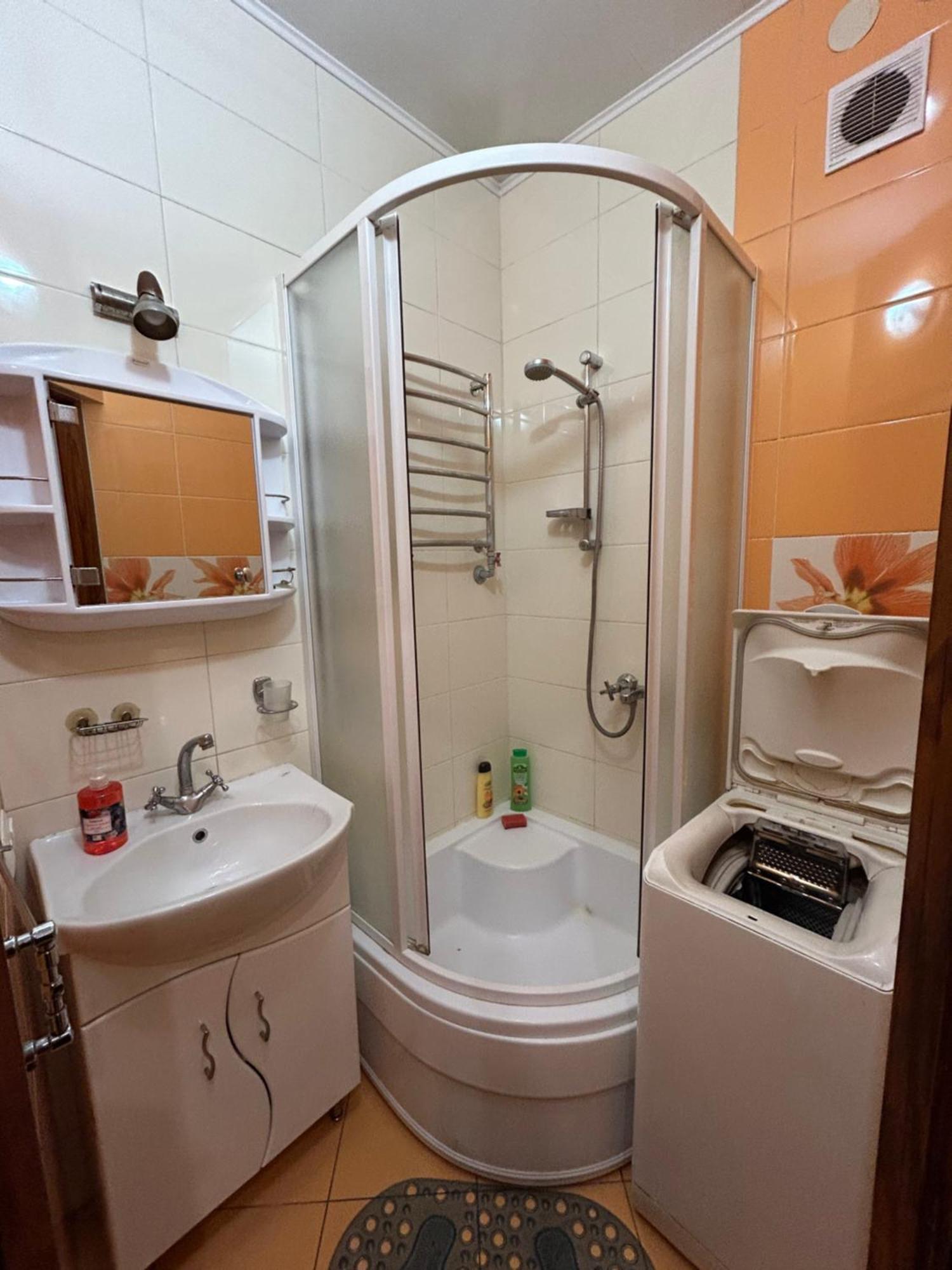 Three Bedroom Stepana Bandery Street Ровно Экстерьер фото