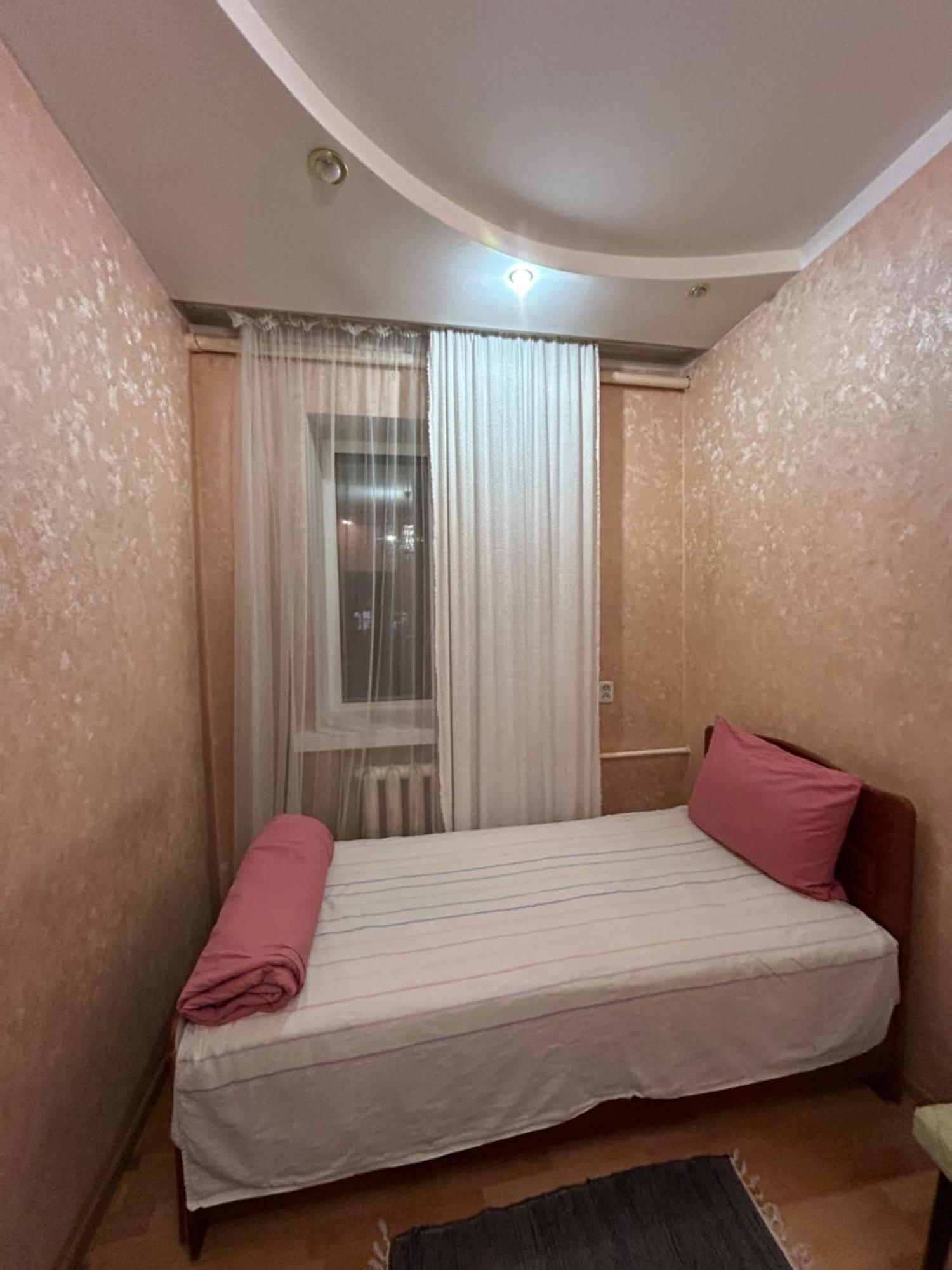 Three Bedroom Stepana Bandery Street Ровно Экстерьер фото