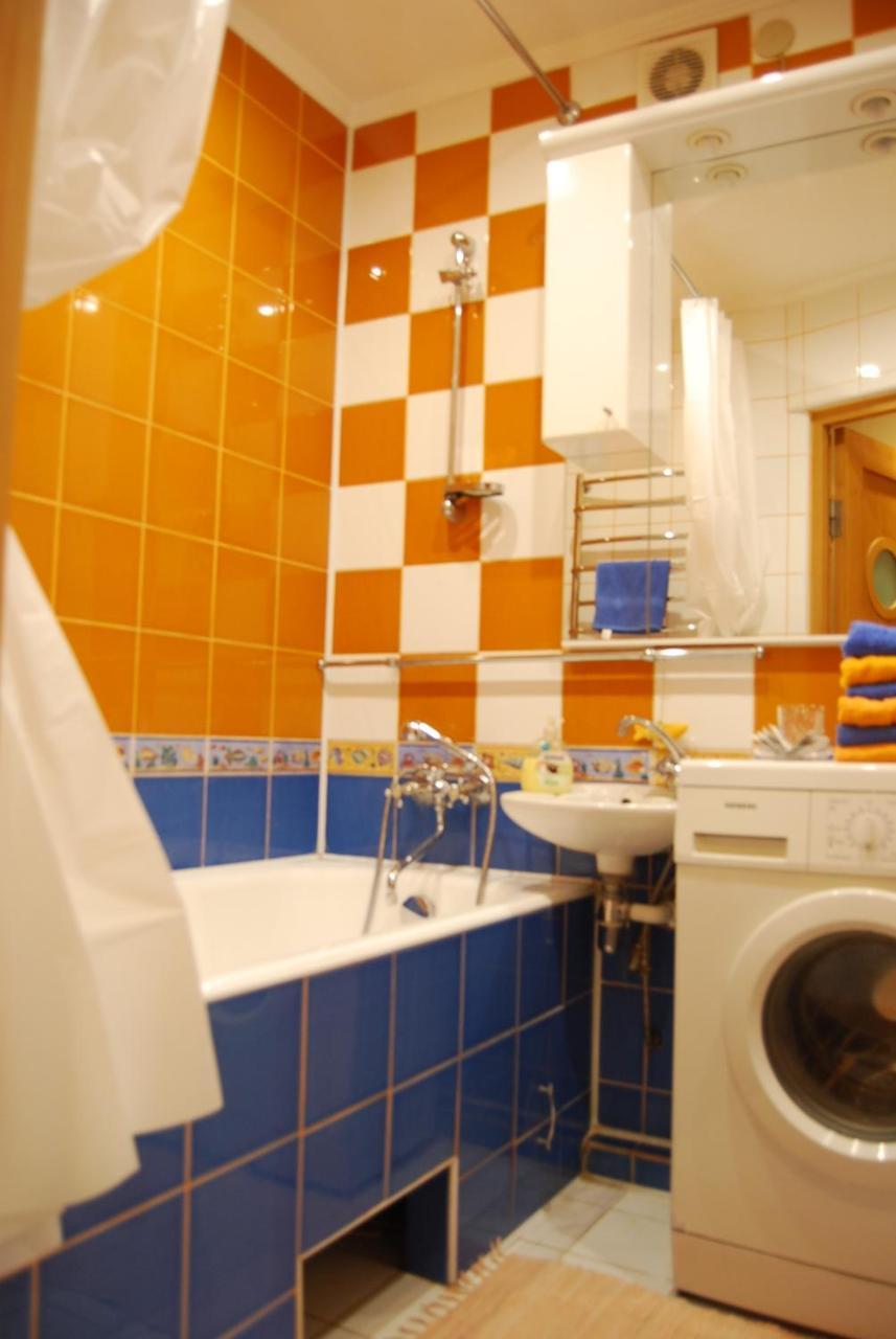 Three Bedroom Stepana Bandery Street Ровно Экстерьер фото